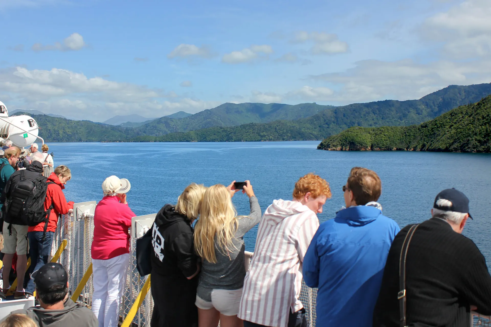 Bluebridge-færgen forbinder Nordøen (Wellington) med Sydøen (Picton) Bluebridge-færgen forbinder Nordøen (Wellington) med Sydøen (Picton)