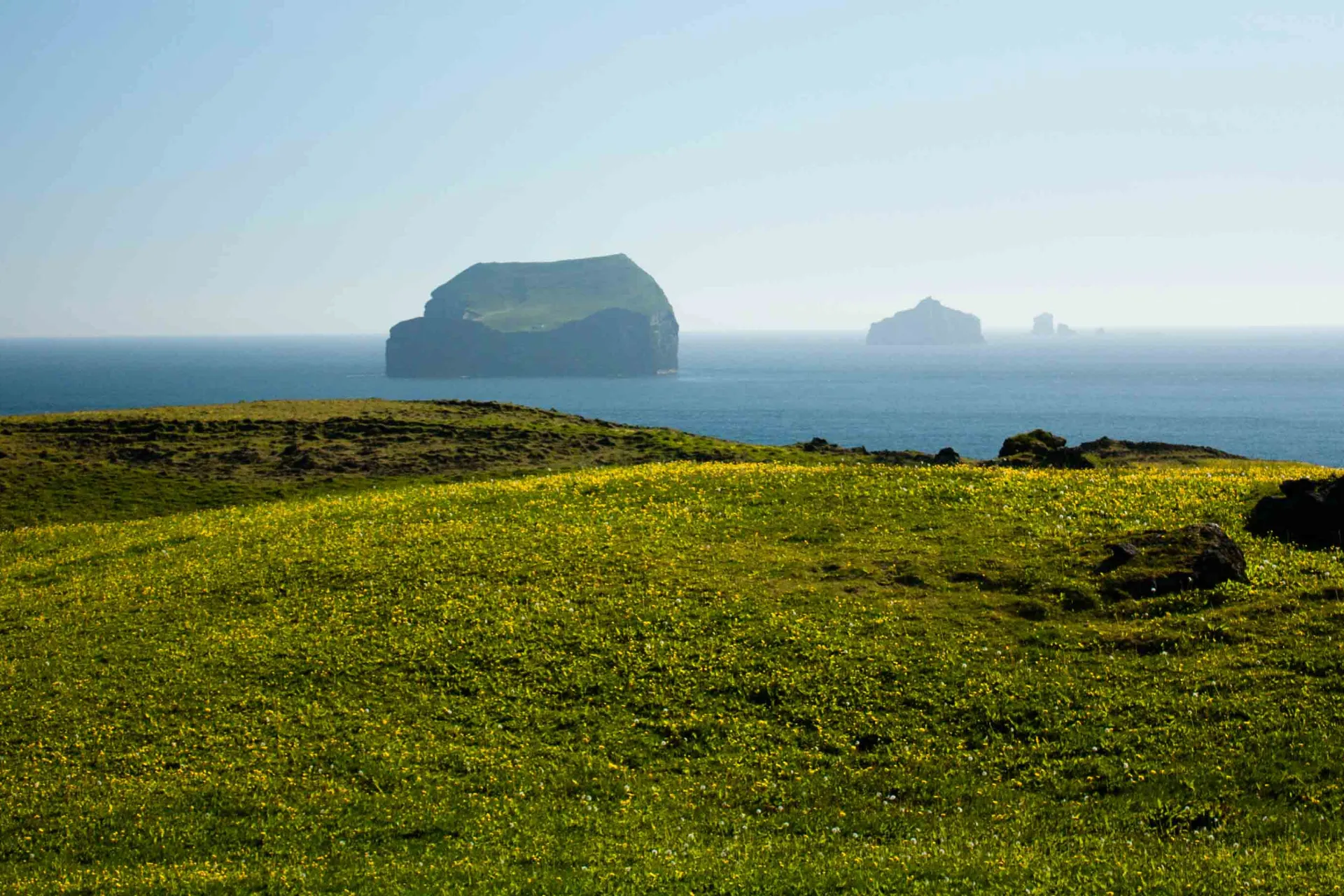 Udsigten fra Heimaey mod Vestmannaøerne Udsigten fra Heimaey mod Vestmannaøerne