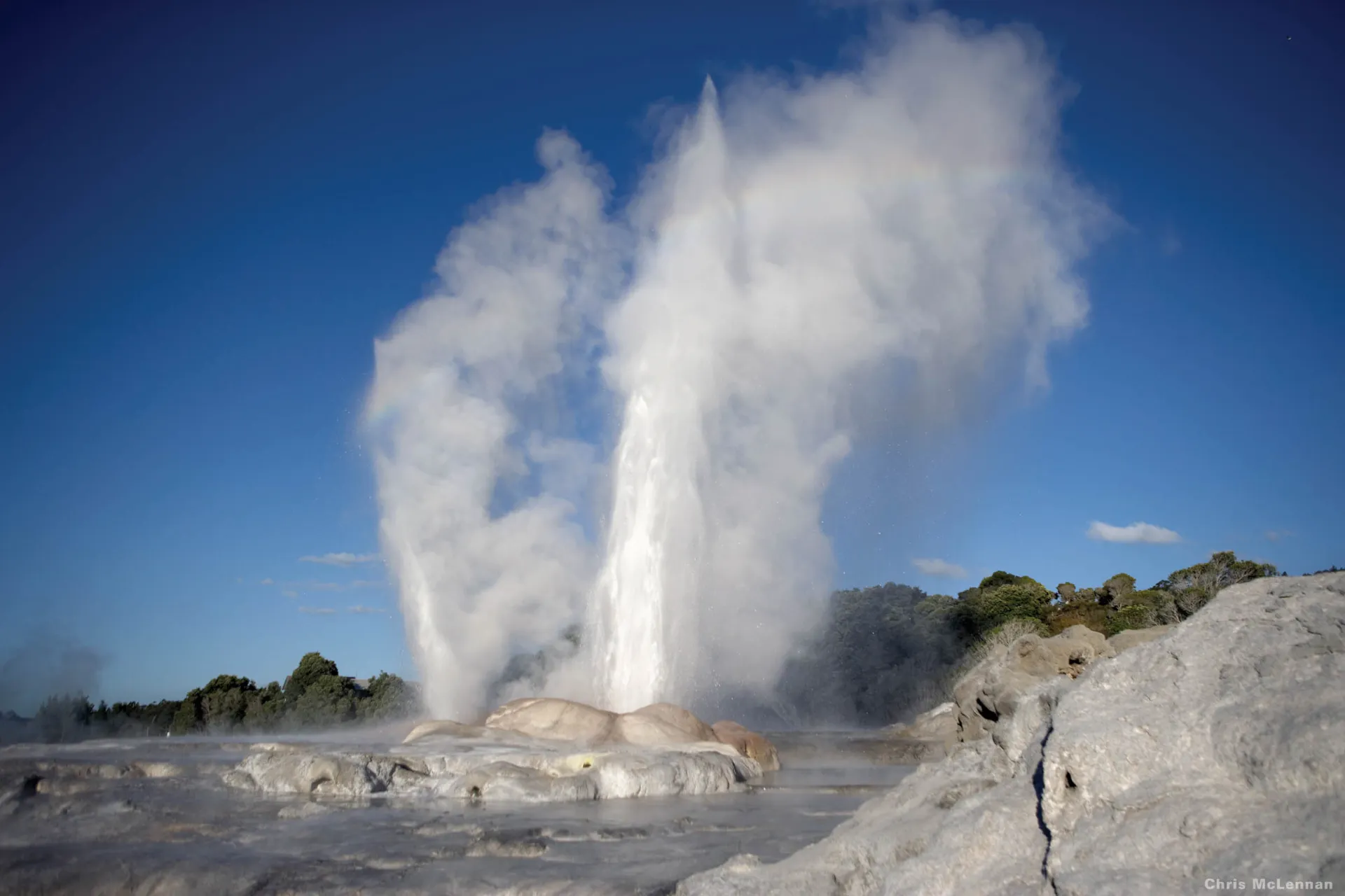 Pōhutu Geyser ligger i det geotermiske område i Rotorua Pōhutu Geyser ligger i det geotermiske område i Rotorua