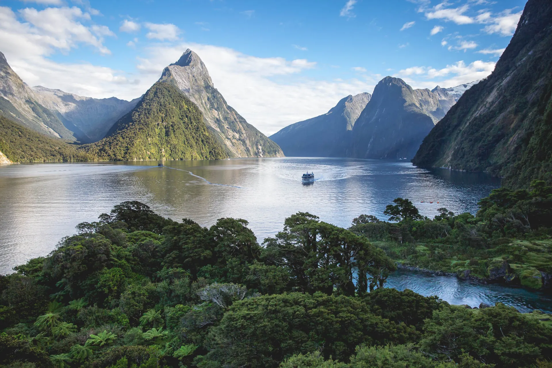 Milford Sound i Fiordland National Park med Mitre Peak i baggrunden Milford Sound i Fiordland National Park med Mitre Peak i baggrunden