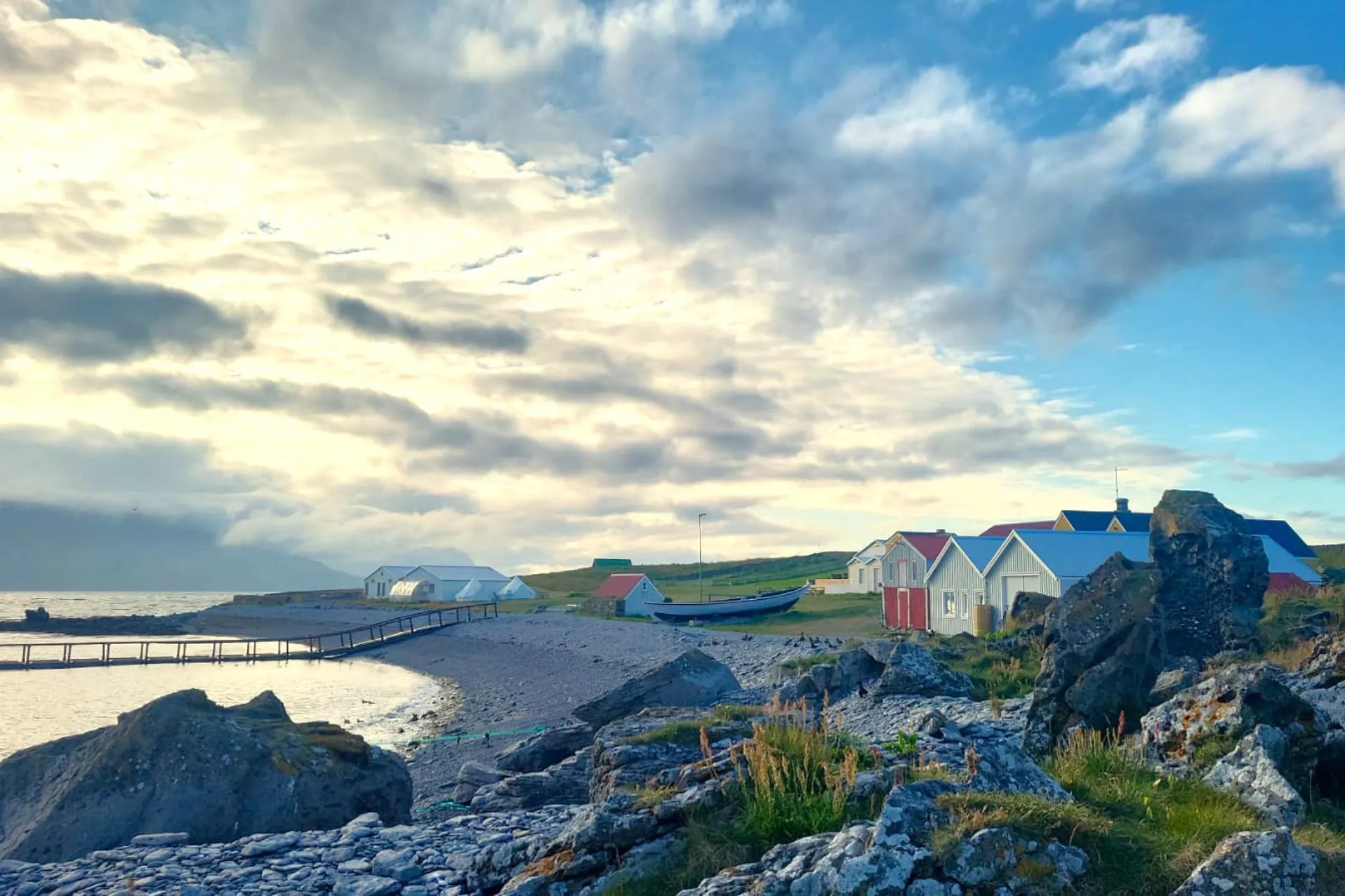 Vigurs lille flydebro, hvor både lægger til Vigurs lille flydebro, hvor både lægger til
