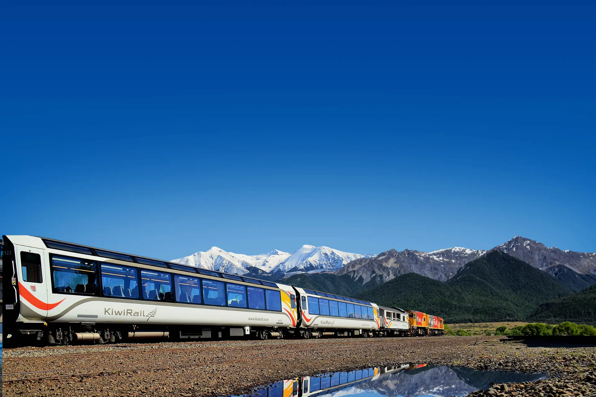 TranzAlpine-toget har store panoramavinduer og en åben udsigtsvogn til fotografering. TranzAlpine-toget har store panoramavinduer og en åben udsigtsvogn til fotografering.