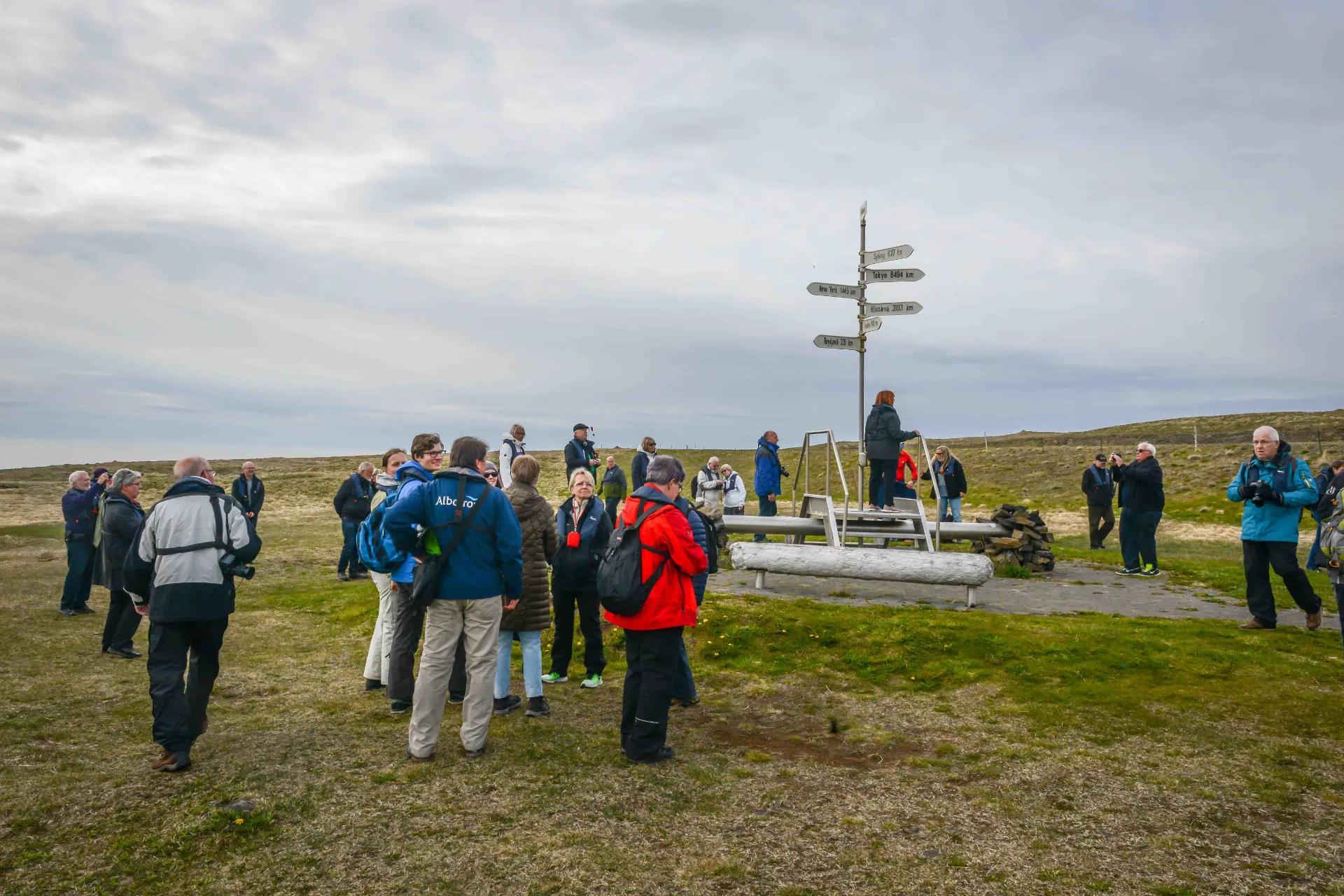Skilt/markering for Polarcirklen, som går tværs over øen, Grimsey Skilt/markering for Polarcirklen, som går tværs over øen, Grimsey