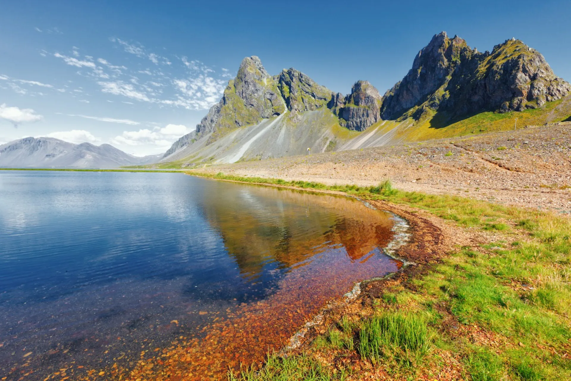 Djúpivogur-området i det østlige Island ved foden af bjerget Búlandstindur Djúpivogur-området i det østlige Island ved foden af bjerget Búlandstindur