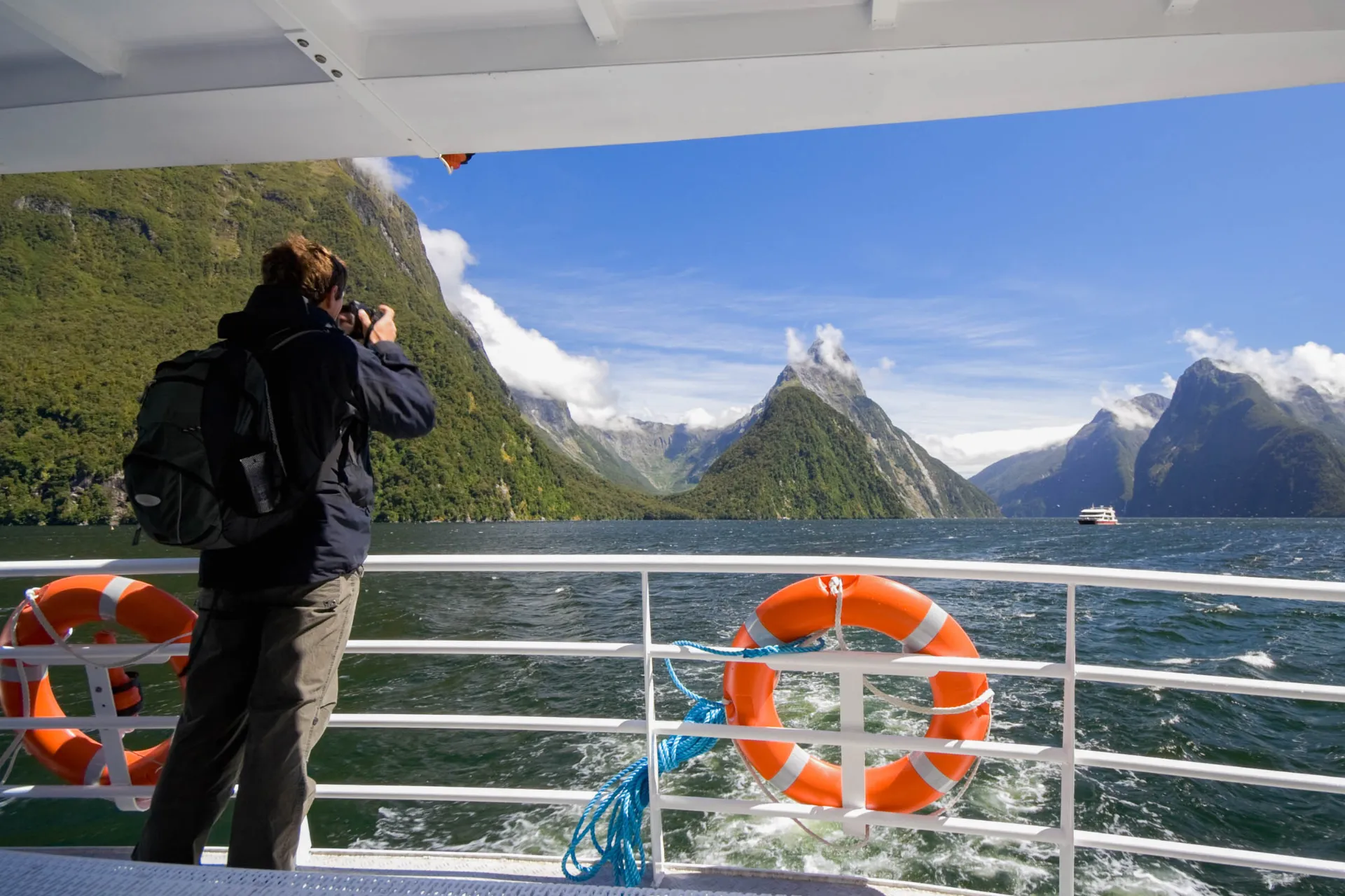 Milford Sound, set fra båddækket, med det karakteristiske bjerg Mitre Peak Milford Sound, set fra båddækket, med det karakteristiske bjerg Mitre Peak