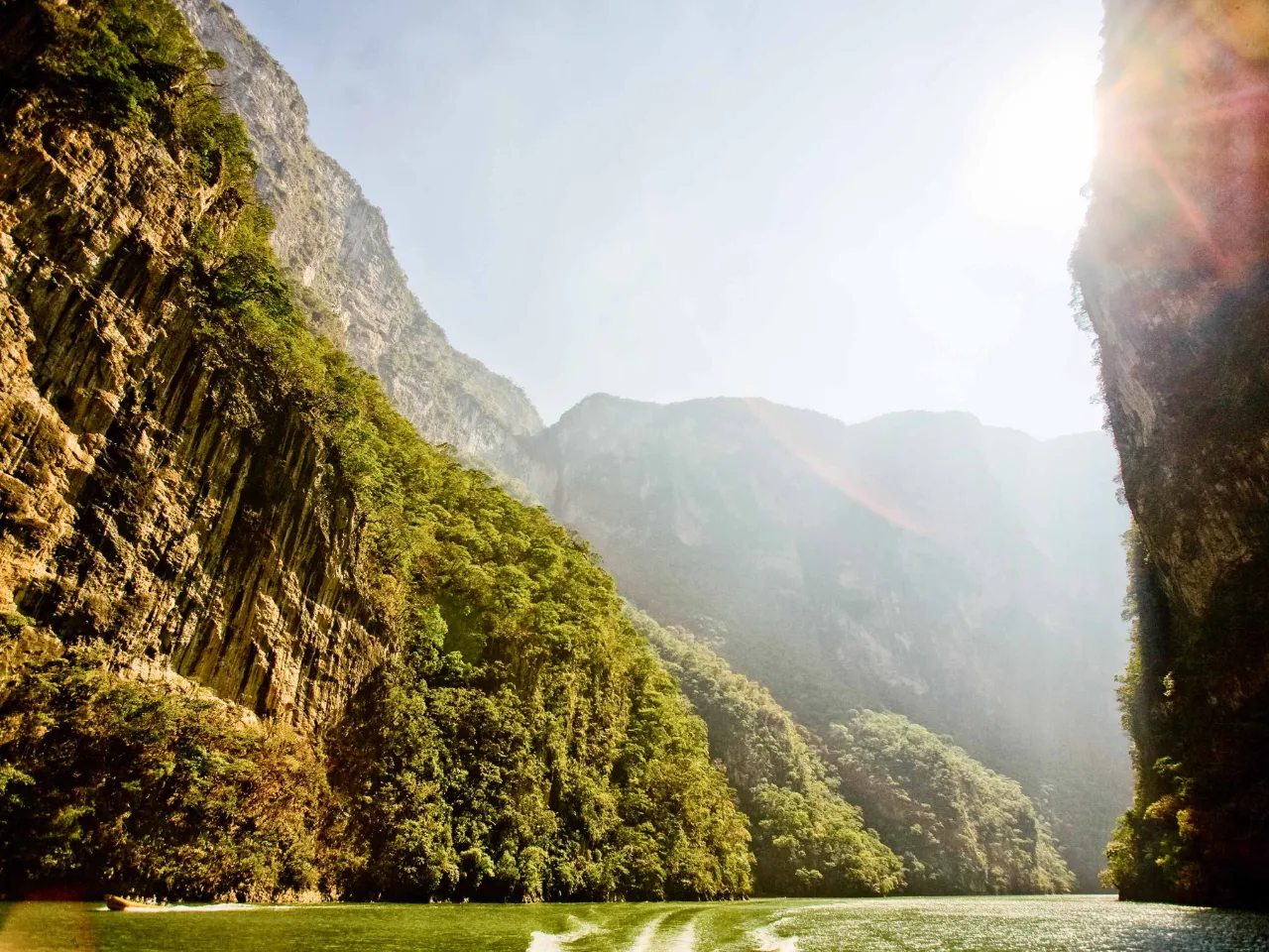 Den majestætiske Sumidero-kløft rejser sig op til 1.000 meter over floden Río Grijalva Den majestætiske Sumidero-kløft rejser sig op til 1.000 meter over floden Río Grijalva
