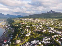 Akureyri er Islands næststørste by og et vigtigt center for handel, fiskeri og turisme i den nordlige del af landet Akureyri er Islands næststørste by og et vigtigt center for handel, fiskeri og turisme i den nordlige del af landet