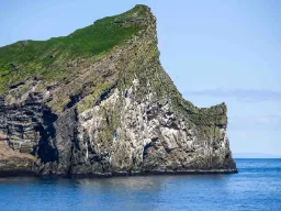 Den ikoniske klippeø Elliðaey ved Vestmannaøerne Den ikoniske klippeø Elliðaey ved Vestmannaøerne