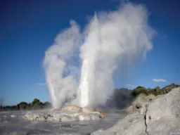 Pōhutu Geyser ligger i det geotermiske område i Rotorua Pōhutu Geyser ligger i det geotermiske område i Rotorua