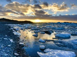 Gletsjerlagunen Jökulsárlón skifter hele tiden udseende som isen bevæger sig Gletsjerlagunen Jökulsárlón skifter hele tiden udseende som isen bevæger sig