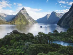 Milford Sound i Fiordland National Park med Mitre Peak i baggrunden Milford Sound i Fiordland National Park med Mitre Peak i baggrunden