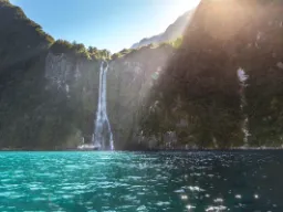 Stirling Falls i Milford Sound er dobbelt så højt som Niagara Falls Stirling Falls i Milford Sound er dobbelt så højt som Niagara Falls