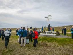 Skilt/markering for Polarcirklen, som går tværs over øen, Grimsey Skilt/markering for Polarcirklen, som går tværs over øen, Grimsey
