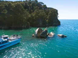 Split Apple Rock, som ligger ud for kysten i Tasman Bay Split Apple Rock, som ligger ud for kysten i Tasman Bay