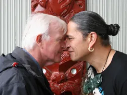 Traditionel maori-hilsen kaldet hongi - pande og næse mod hinanden Traditionel maori-hilsen kaldet hongi - pande og næse mod hinanden
