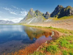 Djúpivogur-området i det østlige Island ved foden af bjerget Búlandstindur Djúpivogur-området i det østlige Island ved foden af bjerget Búlandstindur