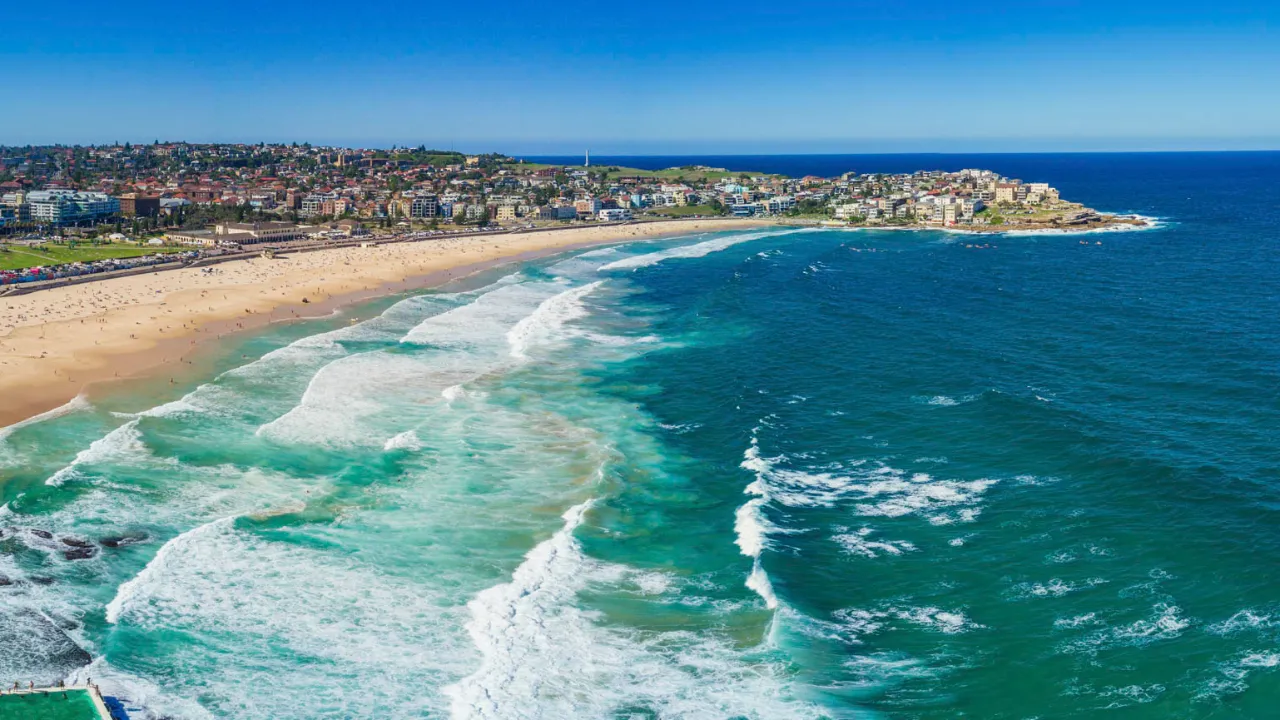 Bondi Beach - kendt for sine gode surfbølger og gyldne sandstrande Bondi Beach - kendt for sine gode surfbølger og gyldne sandstrande