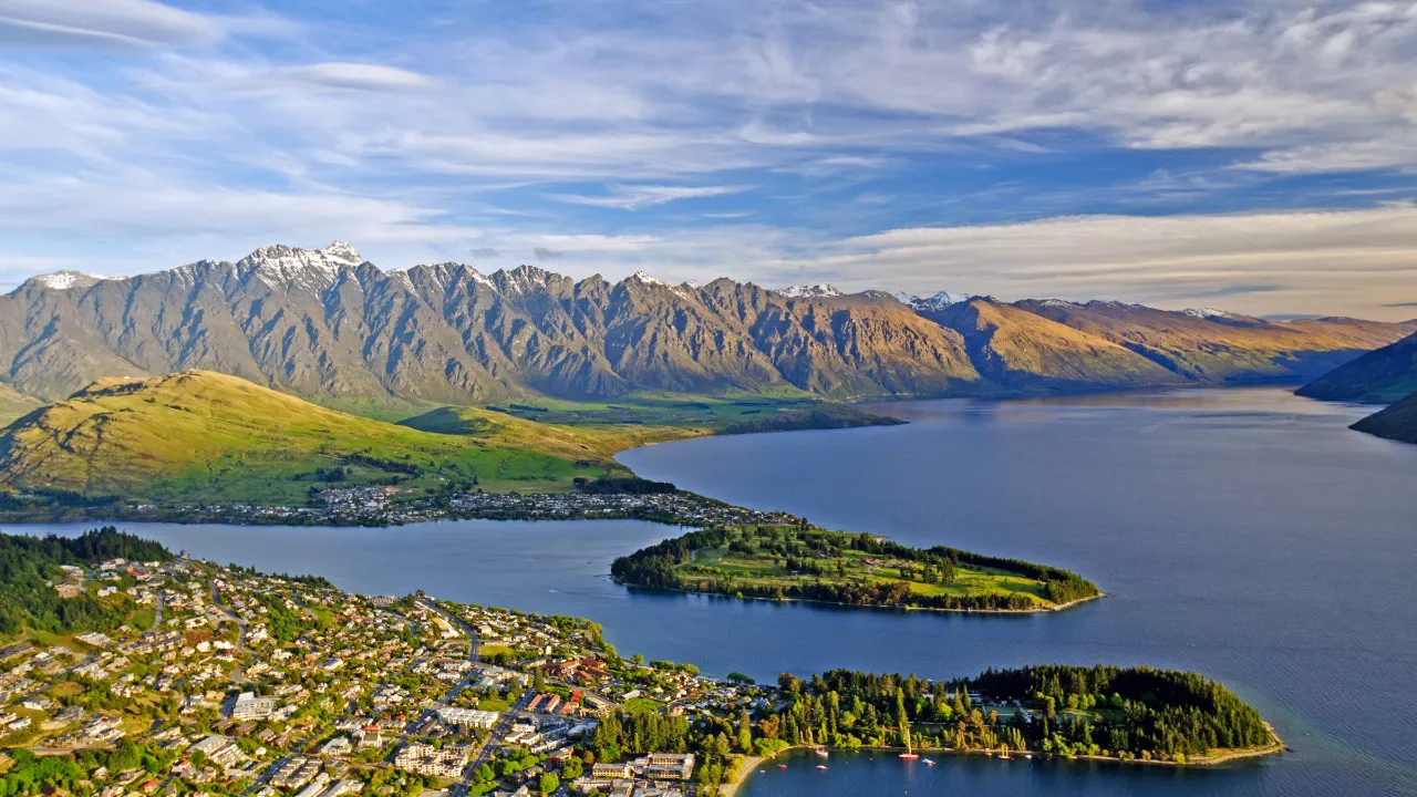 Queenstown, beliggende ved Lake Wakatipu og med bjergkæden The Remarkables i baggrunden Queenstown, beliggende ved Lake Wakatipu og med bjergkæden The Remarkables i baggrunden