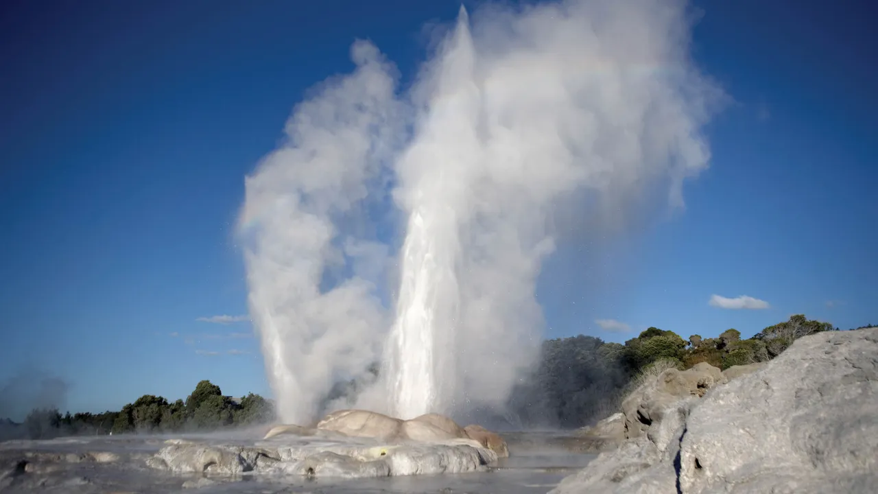 Pōhutu Geyser ligger i det geotermiske område i Rotorua Pōhutu Geyser ligger i det geotermiske område i Rotorua