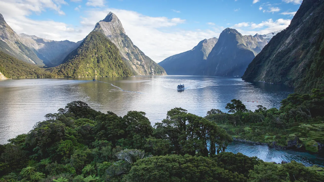 Milford Sound i Fiordland National Park med Mitre Peak i baggrunden Milford Sound i Fiordland National Park med Mitre Peak i baggrunden