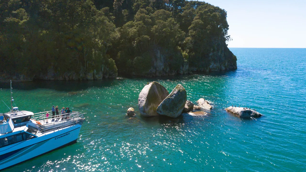Split Apple Rock, som ligger ud for kysten i Tasman Bay Split Apple Rock, som ligger ud for kysten i Tasman Bay