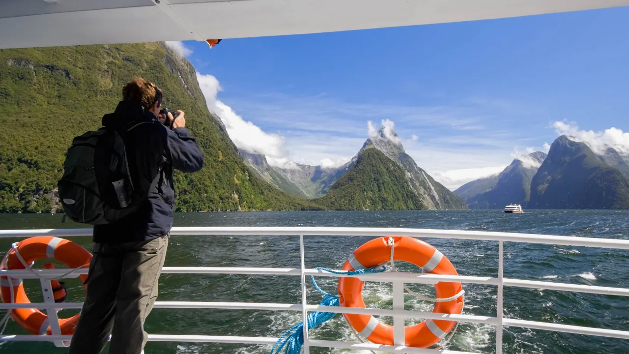 Milford Sound, set fra båddækket, med det karakteristiske bjerg Mitre Peak Milford Sound, set fra båddækket, med det karakteristiske bjerg Mitre Peak