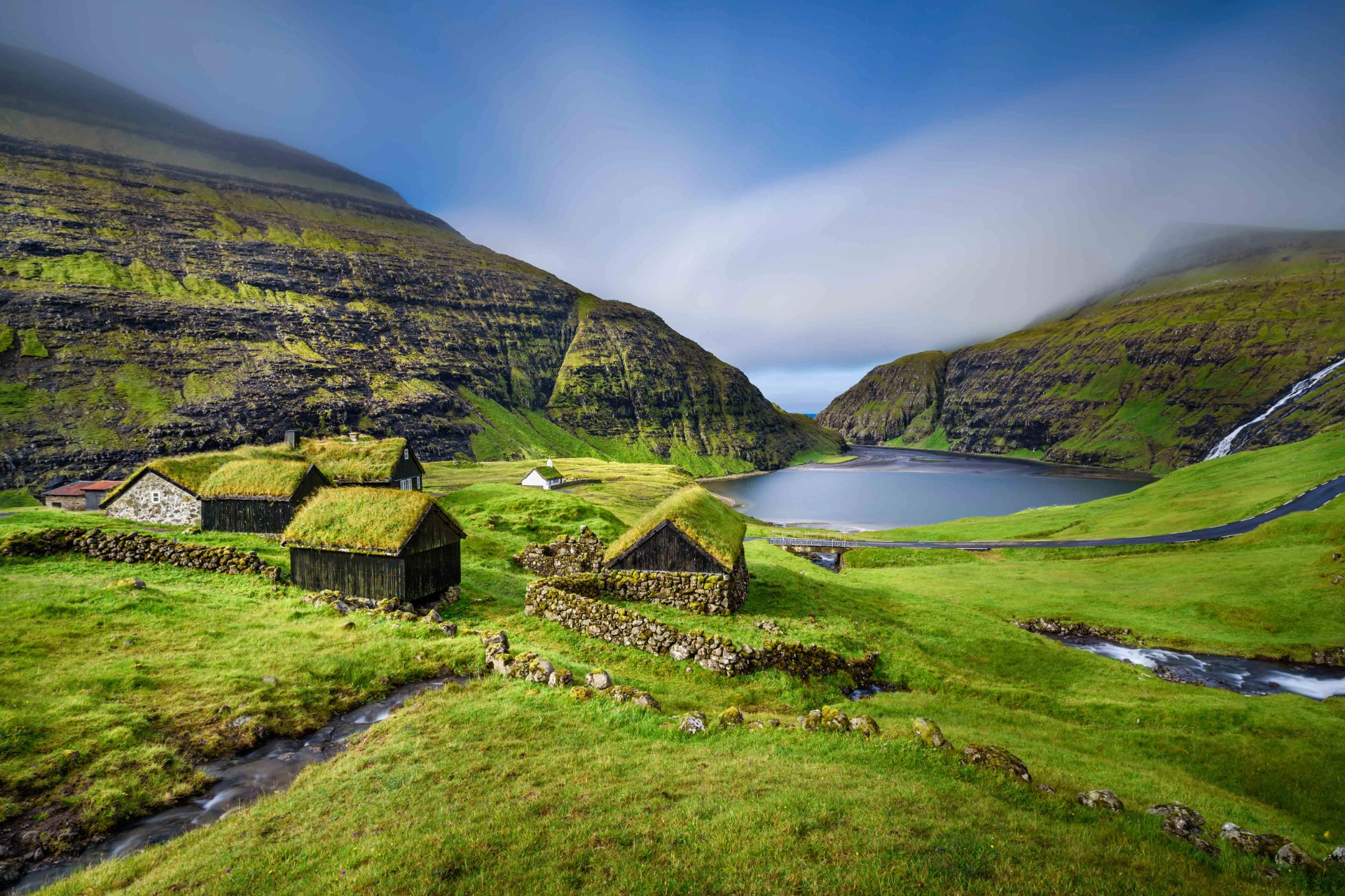 FaroeIslands_StreymoyIsland_SaksunVillage_TurfRoofedHouses_004_SS