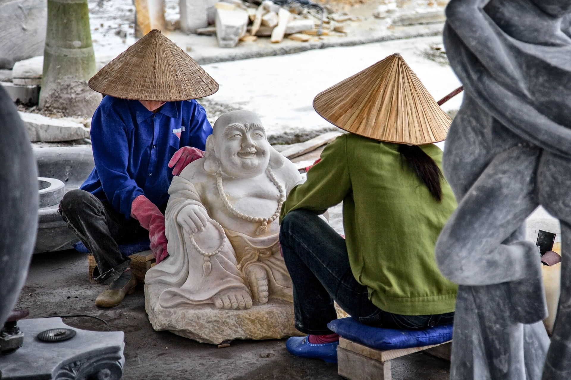 Lokale restaurerer en Buddha