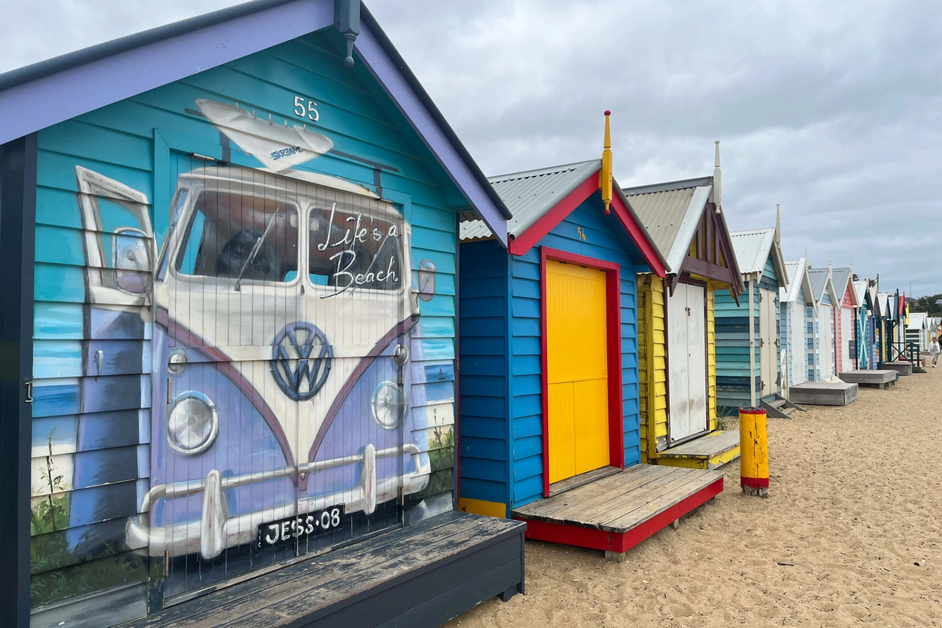 Farverige strandhytter langs Brighton Beach