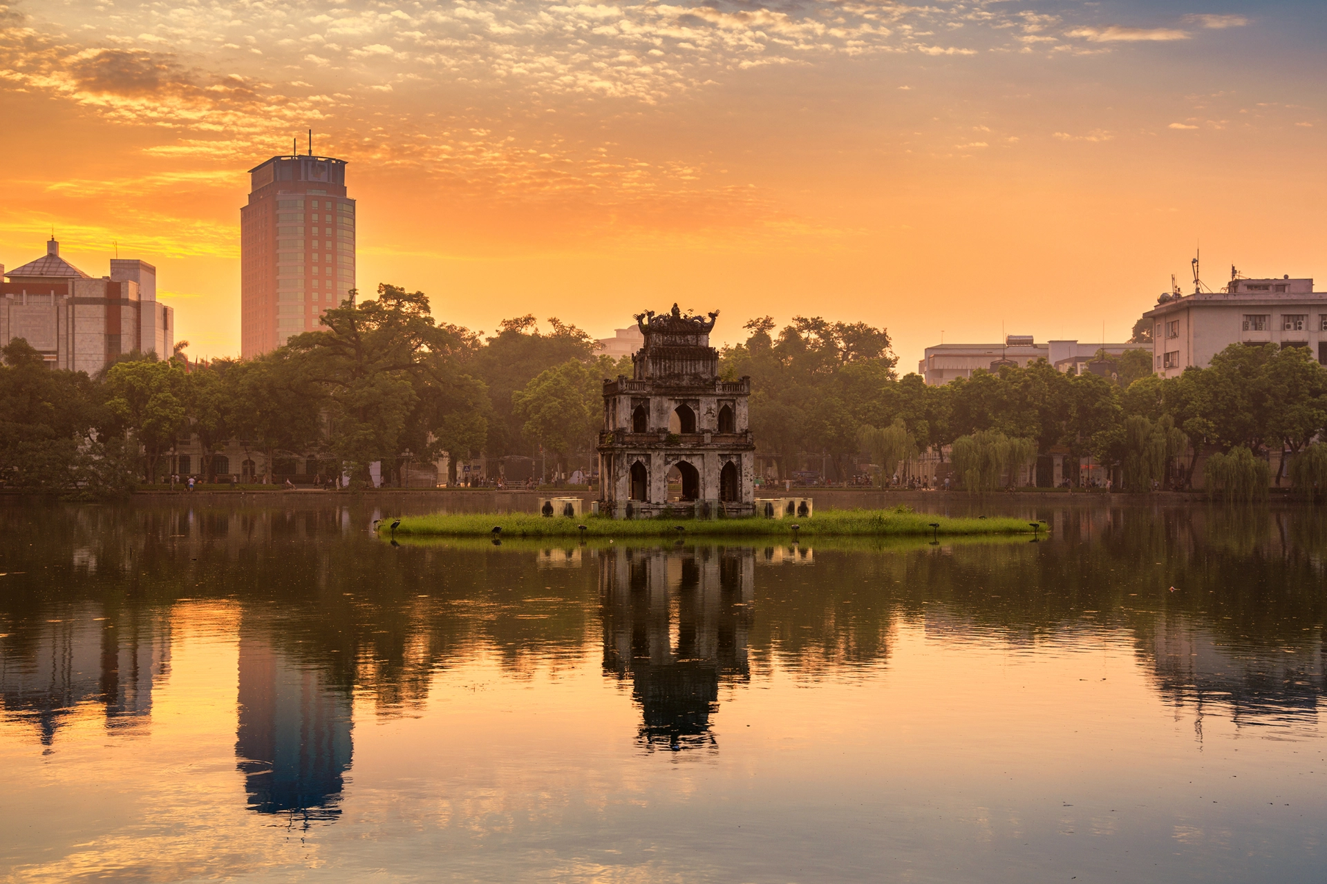 Hoàn Kiếm-søen (Sværdsøen) i Hanoi med Turtle Tower