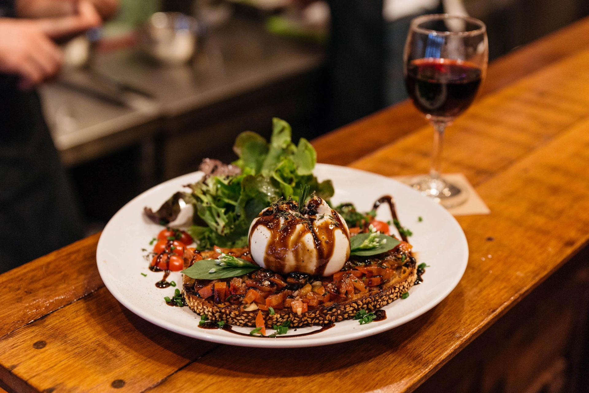 Italiensk specialitet - bruschetta med burrata og balsamico