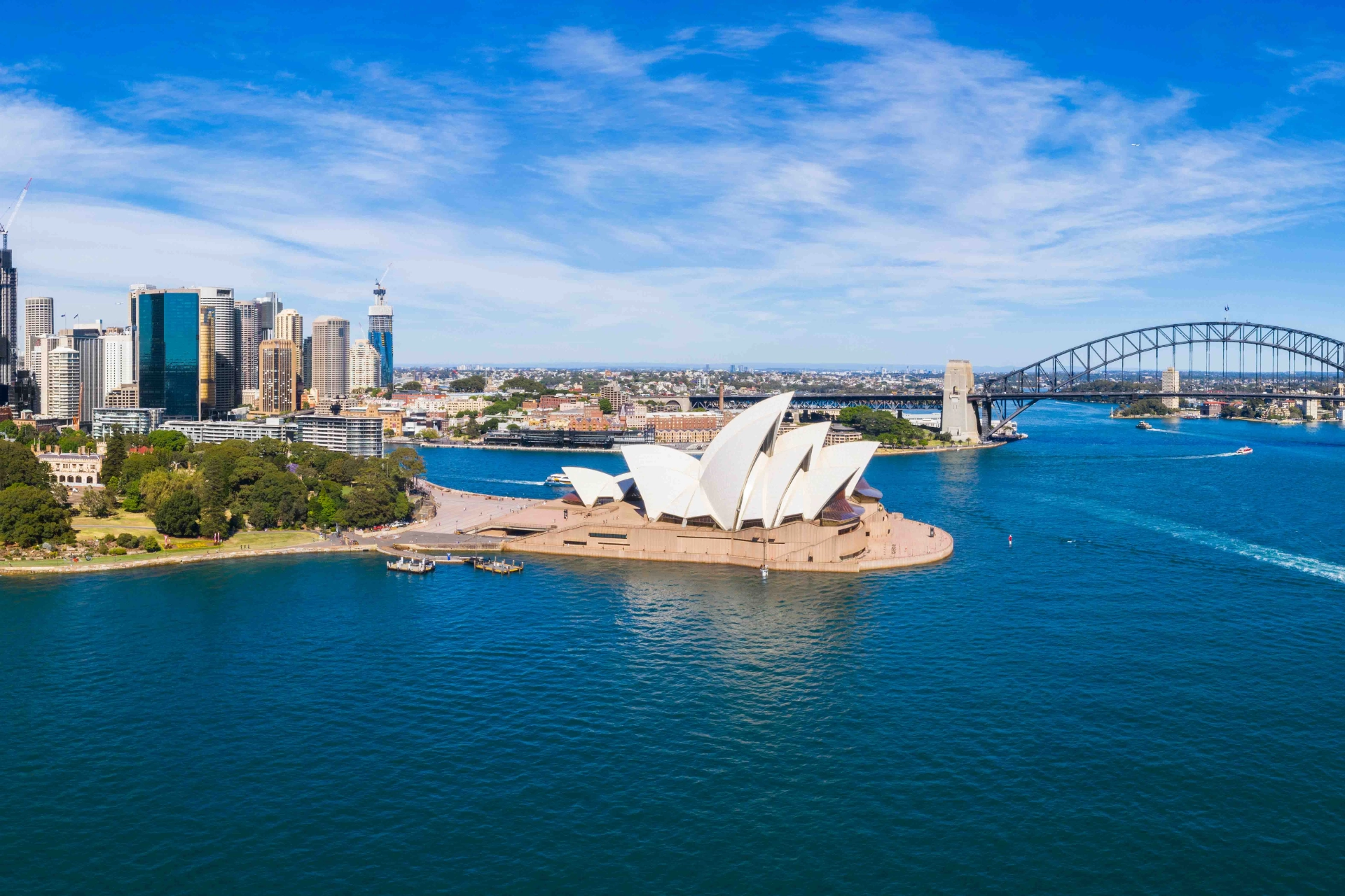 Luftfoto Sydney med havnebroen, Operaen og byens skyline