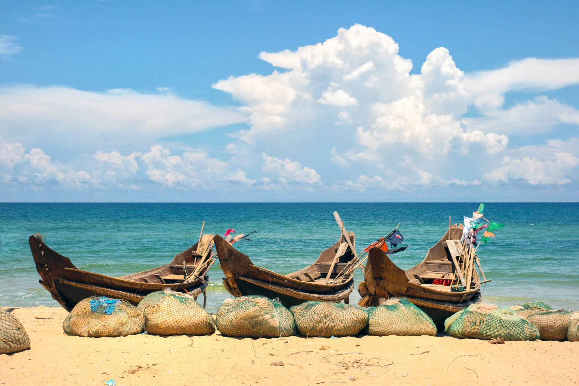 Fiskerbåde på stranden ved Danang