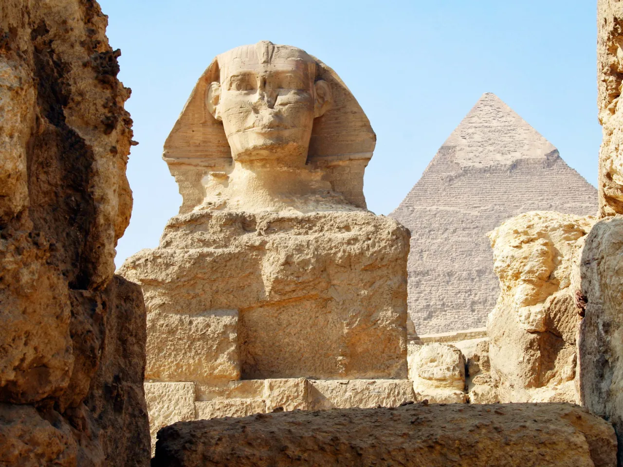 Den Store Sfinks i Giza med den berømte Khefrens pyramide i baggrunden er 20 m høj Den Store Sfinks i Giza med den berømte Khefrens pyramide i baggrunden er 20 m høj