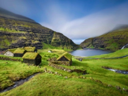 FaroeIslands_StreymoyIsland_SaksunVillage_TurfRoofedHouses_004_SS