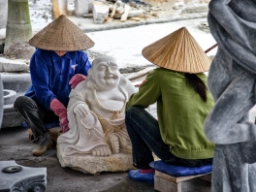 Lokale restaurerer en Buddha