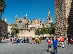 Katedralen i Sevilla med klokketårnet La Giralda