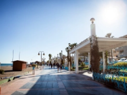 Den meget lange strandpromenade i Torremolinos