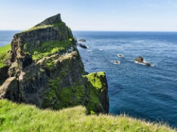 De rå klipper møder havet