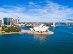 Luftfoto Sydney med havnebroen, Operaen og byens skyline