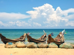 Fiskerbåde på stranden ved Danang