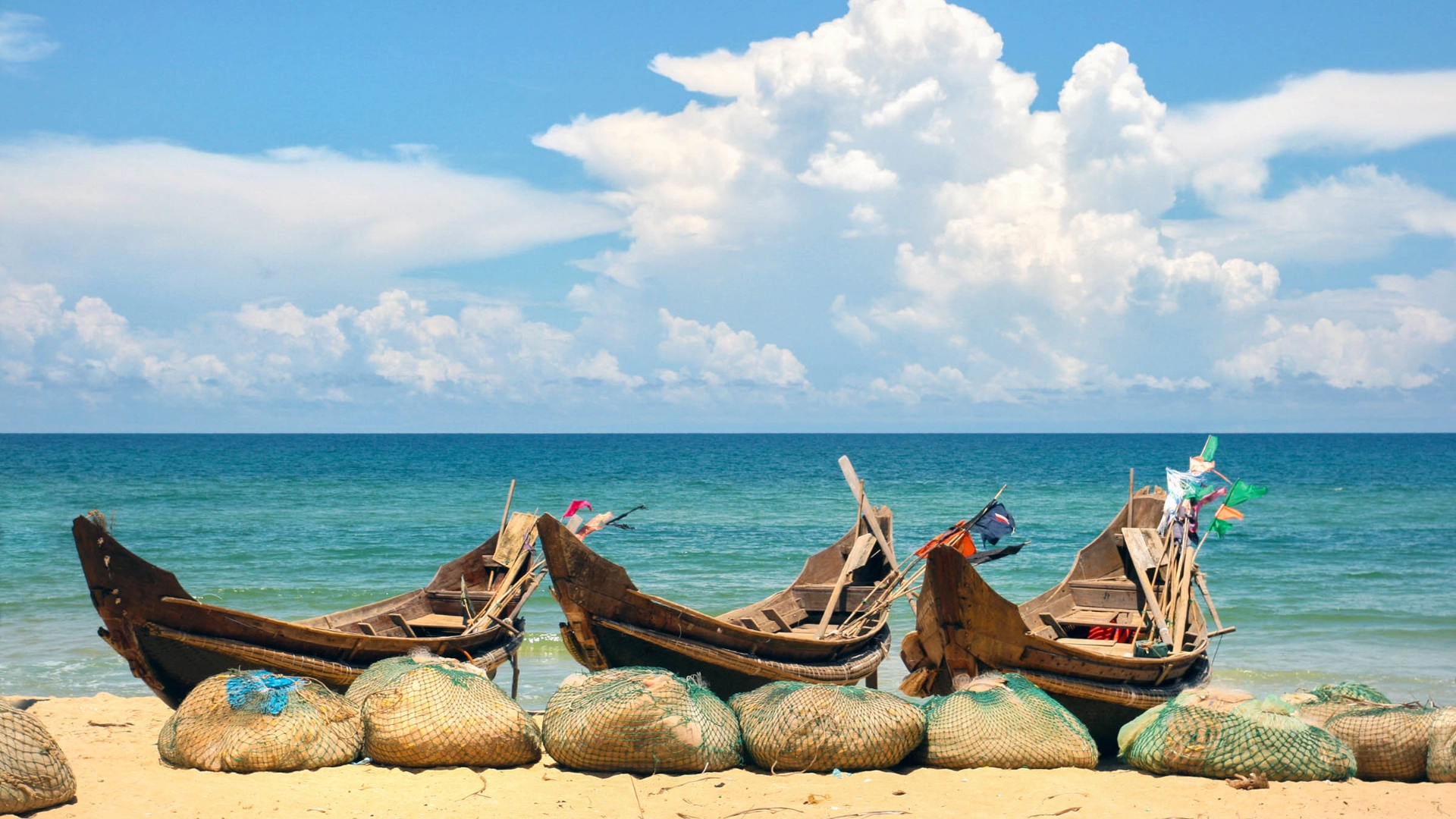 Fiskerbåde på stranden ved Danang